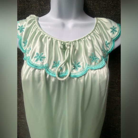 JC Penney Embroidered Gown Housecoat Set - Picture 8 of 16